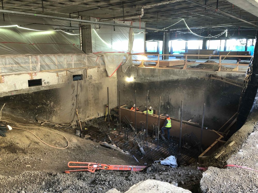 Building formwork for the edge of the grade pile cap