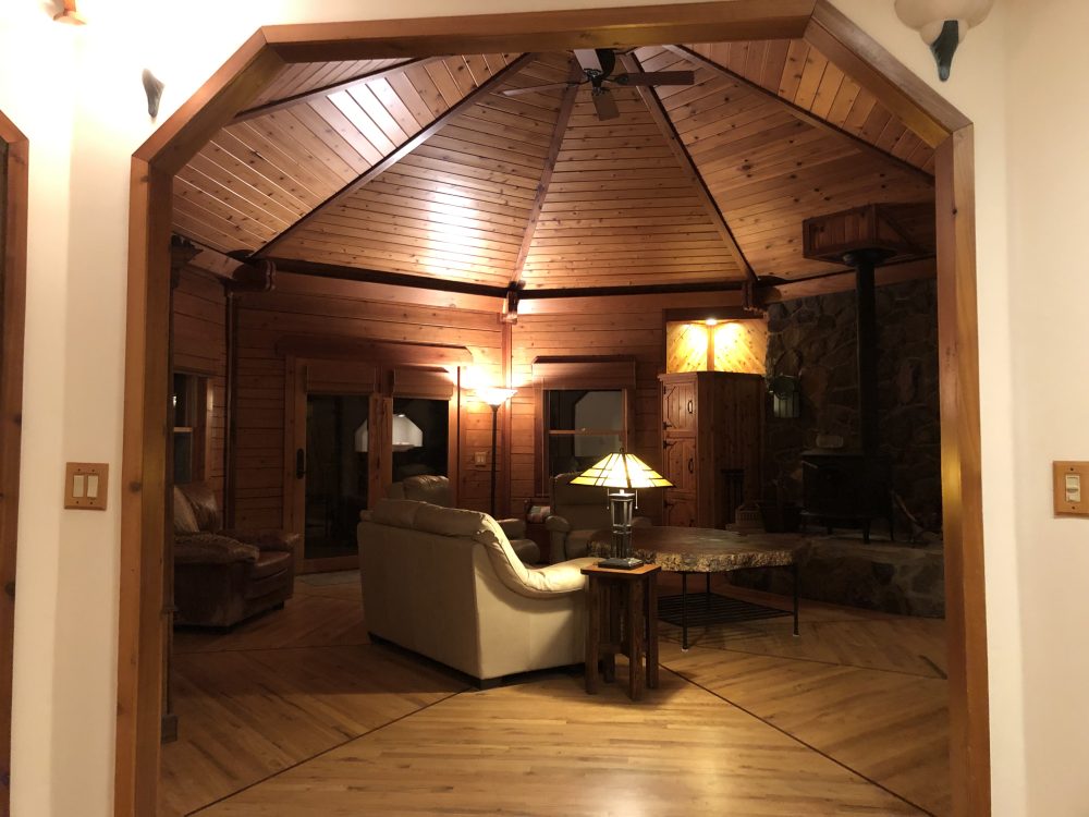 Octagonal living room with soft seating and lamps