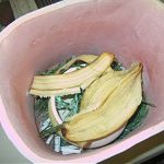 Other materials are added before and after the clay object is inserted into the saggar. These will affect the surface of the piece through direct and indirect contact. The saggar is then sealed.