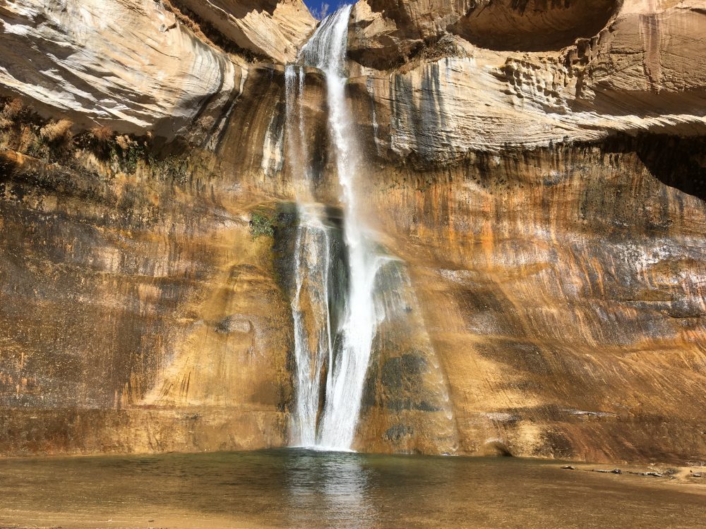 A picture of a waterfall.
