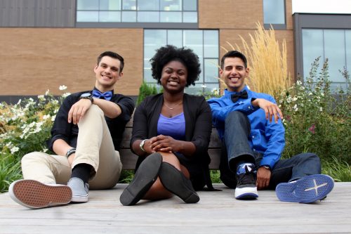 3 students in front of the Cascade SU building