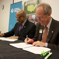 Right to left, PSU President Wim Wiewel and PCC President Preston Pulliams officially sign the agreement