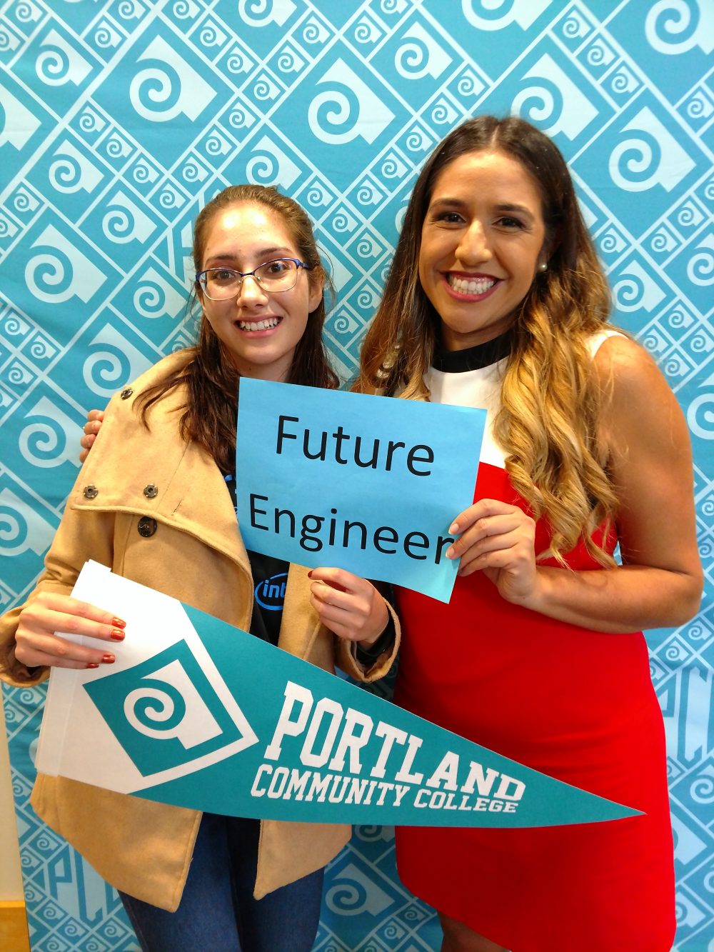 2018 Hermanas Conference keynote speaker Elizabeth Cobarrubias with an attendee.