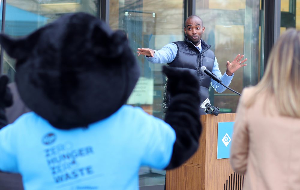 Lamar Hurd rallies the crowd to fight hunger.