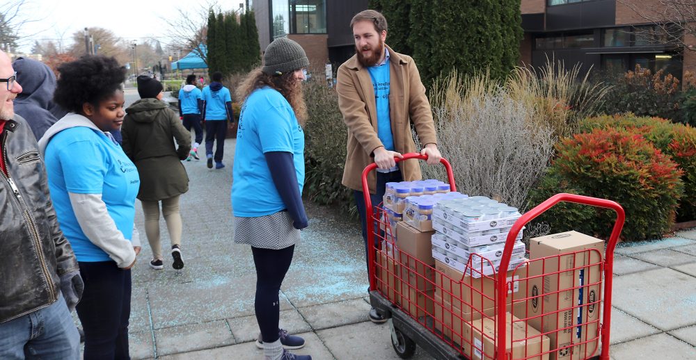 Students take food to Cascade food pantry.