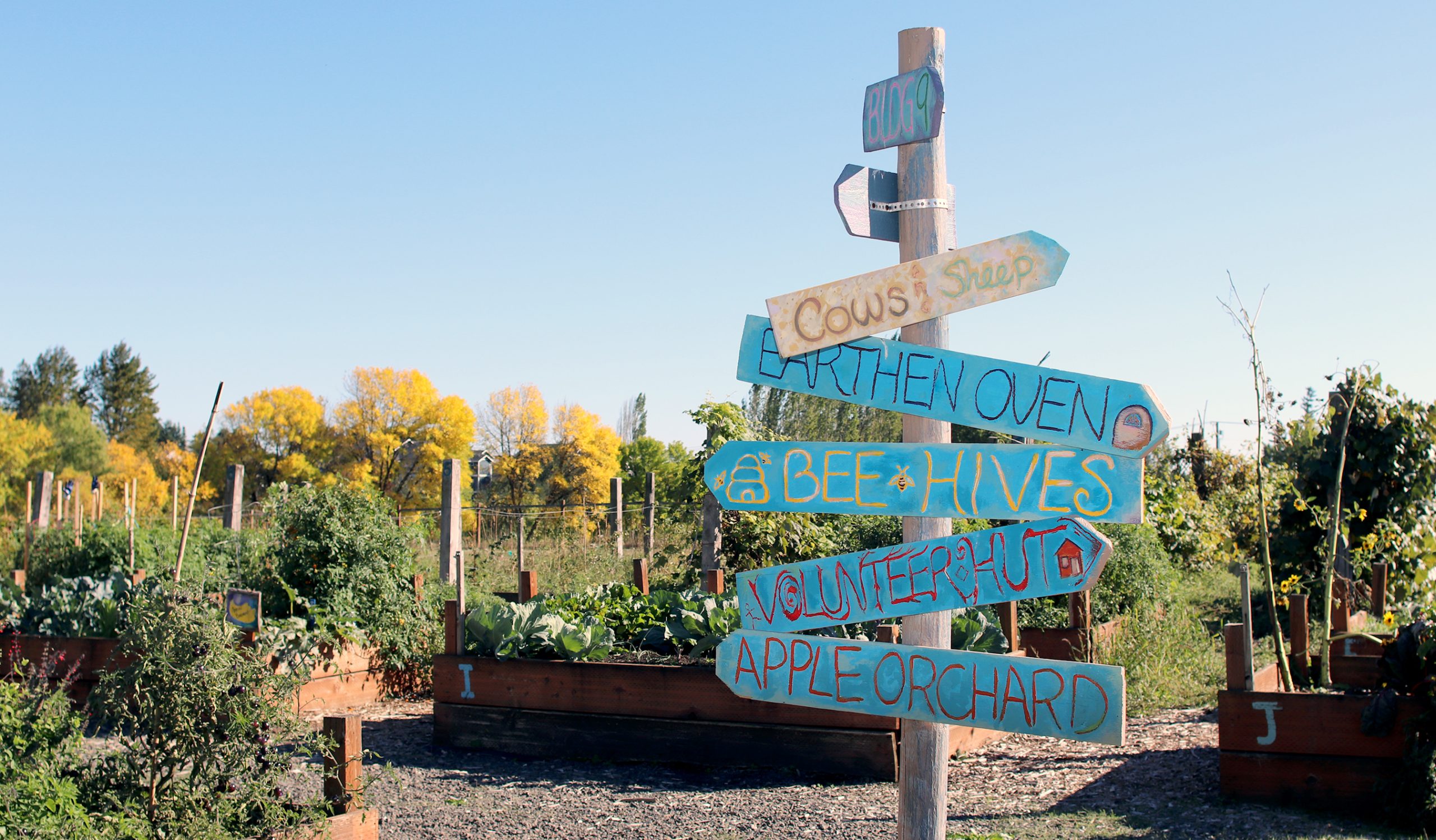 way finding sign at learning garden.