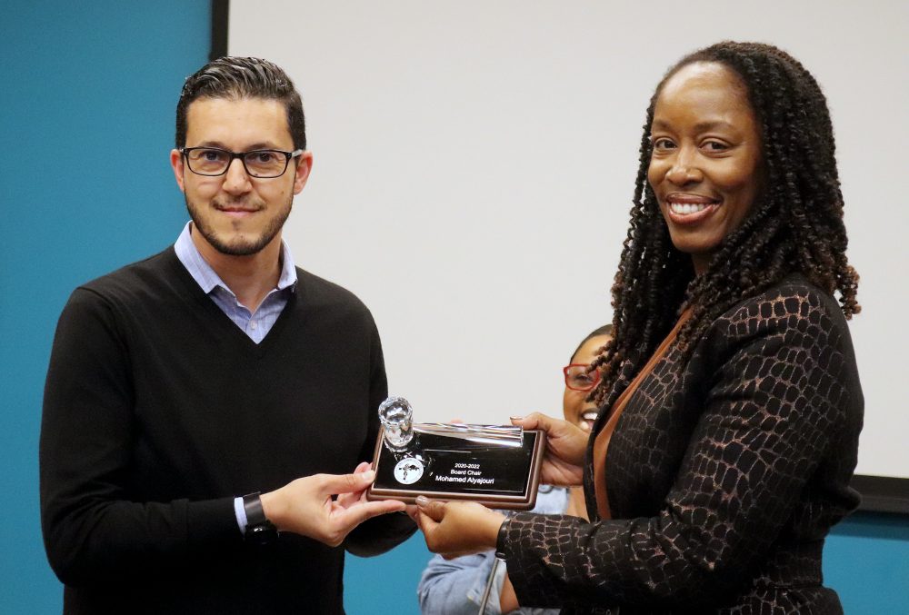 Dr. Benninsg hands Mohamed his award