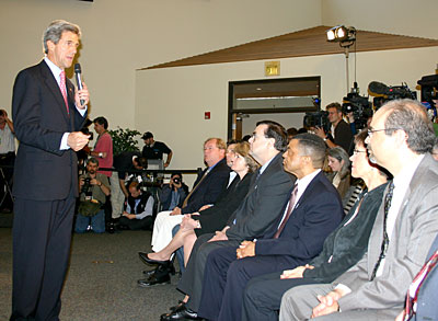 John Kerry speaks to a Portland Community College crowd at the Portland Metro WTC