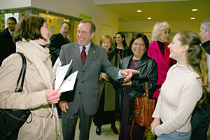 Governor meets with students.