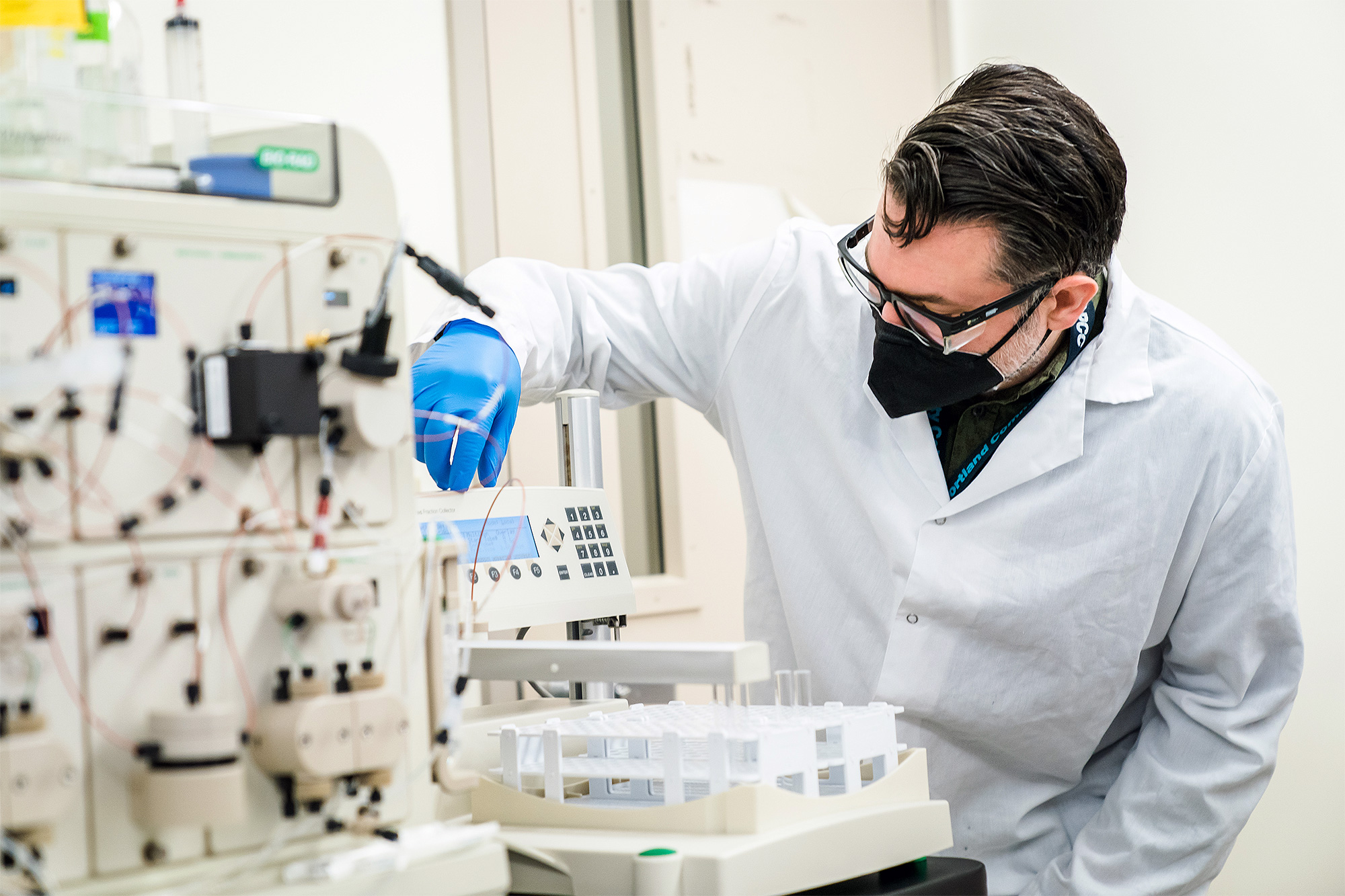 Bioscience Technology student using machinery in the lab