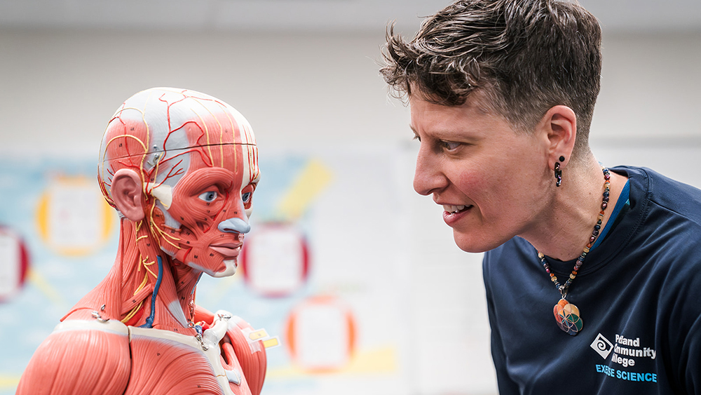 Student with anatomical dummy