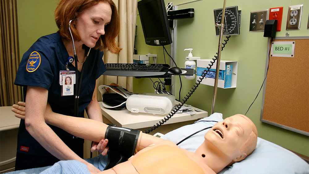 Nursing student working with a dummy in a medical clinic