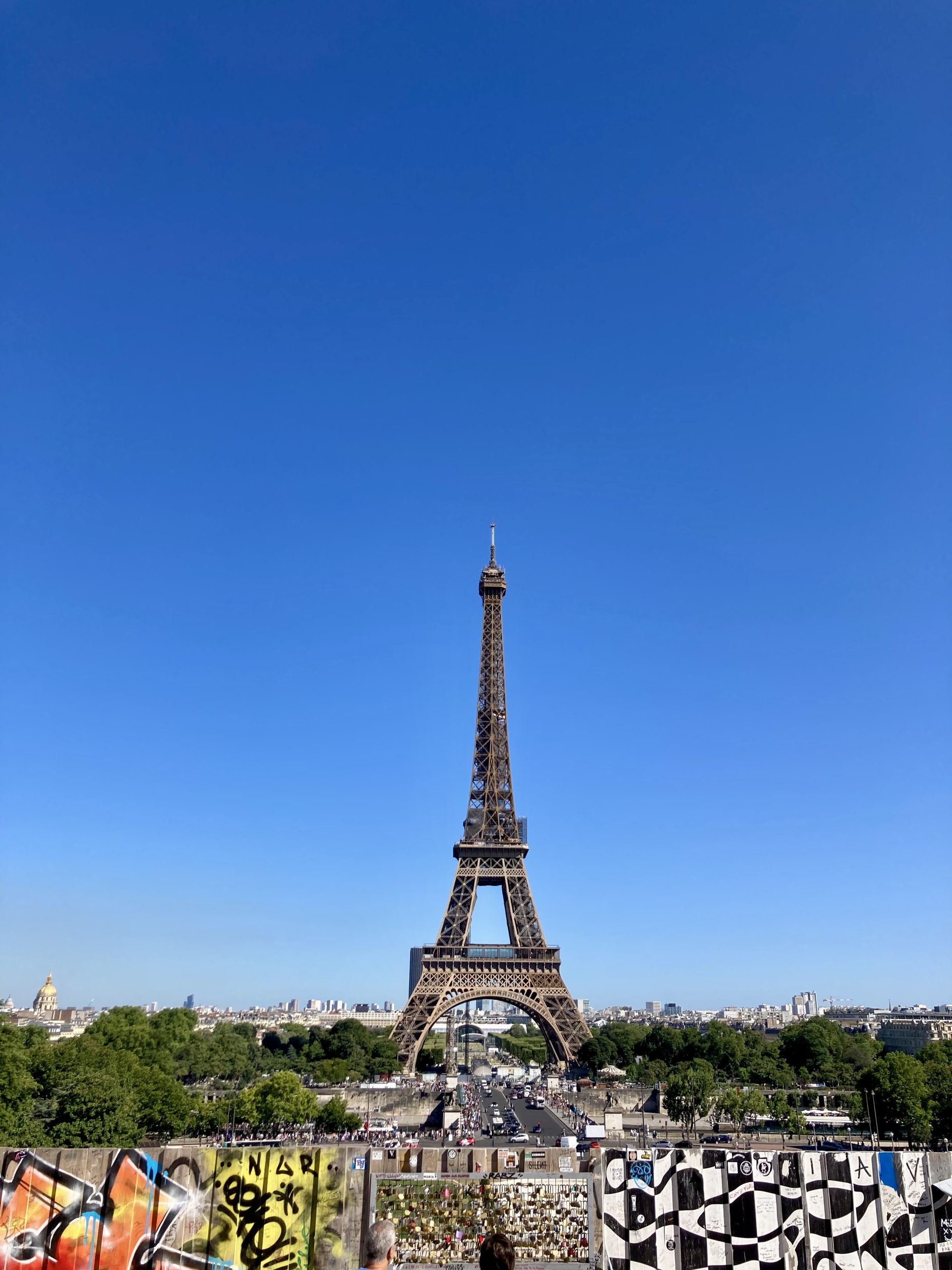 <img src="eiffel tower.jpg" alt="">