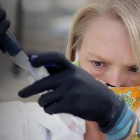 Woman working in a bioscience lab